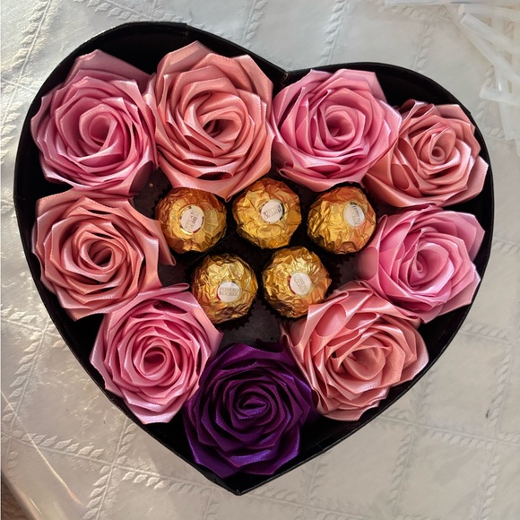 Valentine box with eternal roses and chocolate - Picture 4 of 9